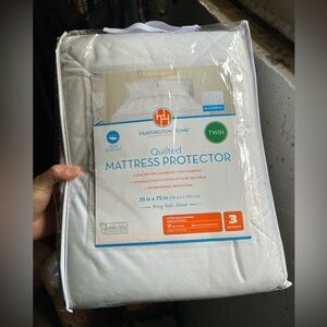 NWT Huntington Home Twin Mattress Protector